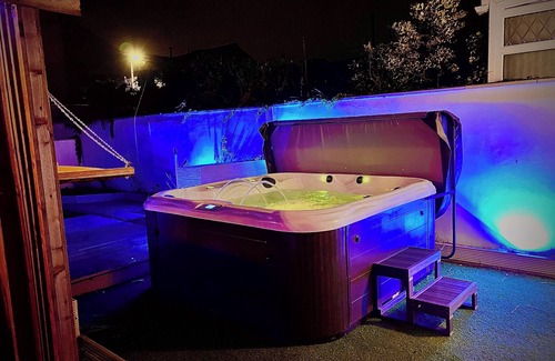 South Shore Casa | Sleeps10-parking-garden-hottub-petfriendly