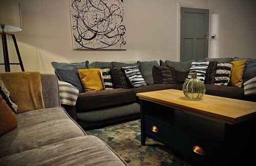 South Shore Casa | Sleeps10-parking-garden-hottub-petfriendly
