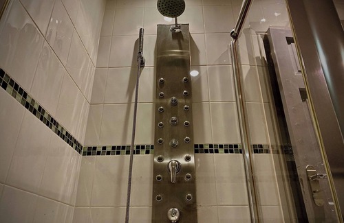 South Shore Casa | Sleeps10-parking-garden-hottub-petfriendly