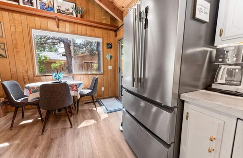 Whispering Forest Casa | Sleepy Basset Chateau-2bd 1bath BBQ-EV Charger