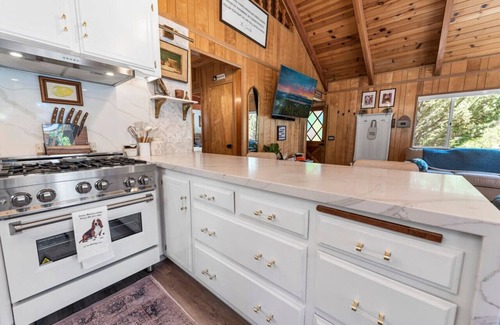 Whispering Forest Casa | Sleepy Basset Chateau-2bd 1bath BBQ-EV Charger