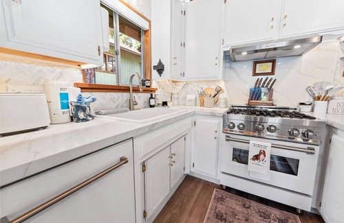 Whispering Forest Casa | Sleepy Basset Chateau-2bd 1bath BBQ-EV Charger