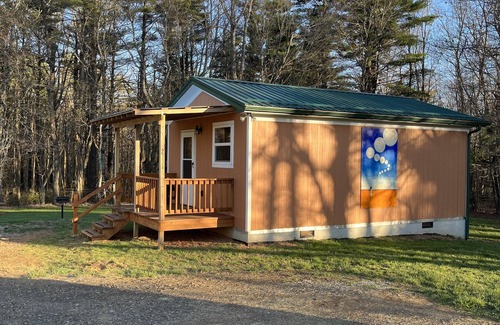 Floyd Cabina | Sleepy Bear #1. One Bedroom Cabin on the Blue Ridge Parkway in Floyd VA
