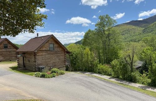 Maggie Valley Casa | Sleepy Bear Cabin-Watch the Sunset, Dogs welcome with Pet Rate