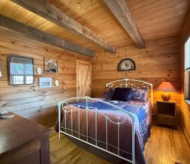 Maggie Valley Casa | Sleepy Bear Cabin-Watch the Sunset, Dogs welcome with Pet Rate