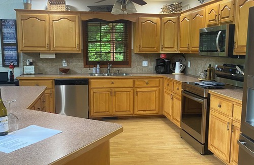 Topton Cabina | Sleepy Bear Lodge. Fire Pit + Starter Wood + Fast Starlink Wi-Fi + Full Kitchen.