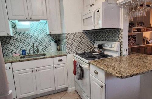 Cape Caneveral Beach Gardens Condominio | Slice of Paradise, 1 bedroom, walk to the beach!