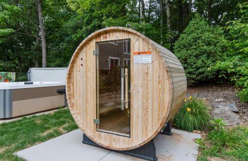 Candler Casa | Slide Speakeasy Movie Room Hot Tub Games Villa