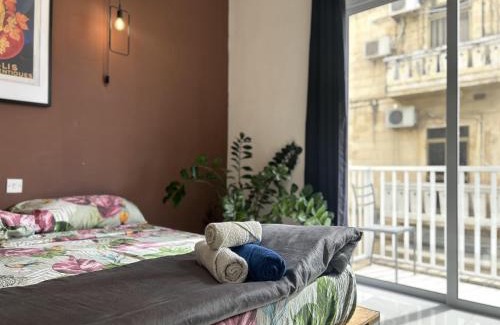 Gzira Casa | Sliema Central with Balcony Airconditioned and Comfortable Self Check IN