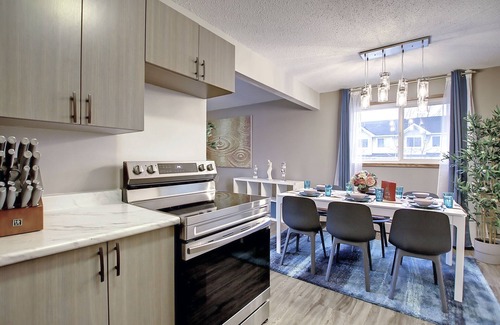 Southeast Edmonton Apartamento | Slip Away to the Galaxy ♥ 10min to DT & UoA ♥ Baby Friendly ♥ Free Parking
