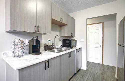 Southeast Edmonton Apartamento | Slip Away to the Galaxy ♥ 10min to DT & UoA ♥ Baby Friendly ♥ Free Parking