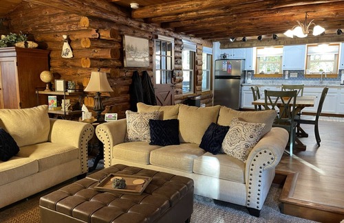 New Castle Cabina | Slippery Rock Cabin on the Creek. Close to McConnell’s Mill & Moraine St. Parks.