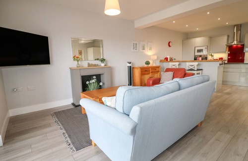 Rugeley Cabaña | SLITTING MILL ANNEX, romantic, with hot tub in Rugeley