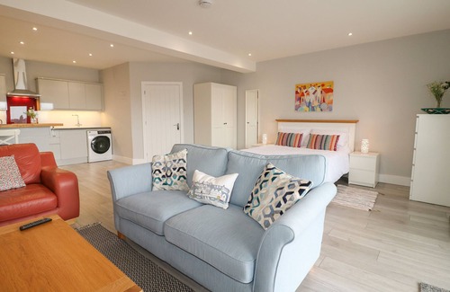 Rugeley Cabaña | SLITTING MILL ANNEX, romantic, with hot tub in Rugeley