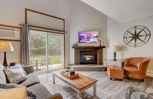 Lake Delton Casa | Sloane Condo for Families Golfers and Girls Trips