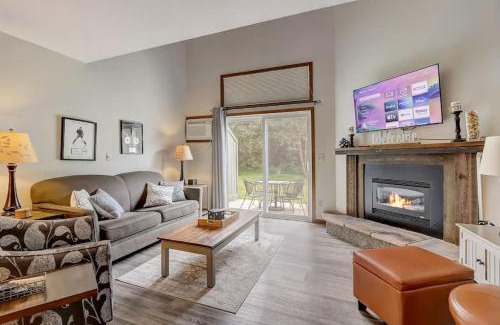 Lake Delton Casa | Sloane Condo for Families Golfers and Girls Trips