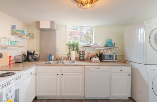 Sloan Lake Apartamento | Sloans Lake! Walk to eateries/bars! Free parking!