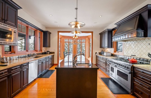 Whistler Creekside Chalet De Esquí | Slope Side Chalet | Ski in Ski out | Kadenwood