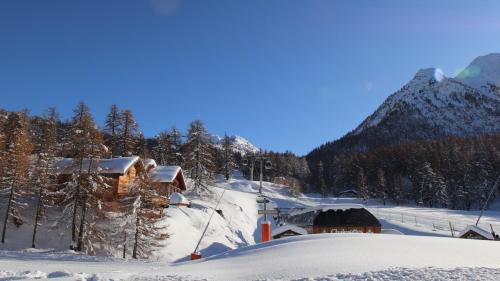 Montgenevre Chalet De Esquí | Slope-Side Chalet w/Jacuzzi, Home Cinema, for 16 Guests