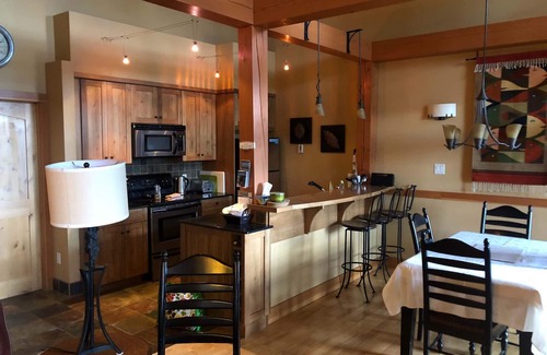 Golden Chalet De Esquí | Slope Side Luxury Open Beam Townhome Jacuzzi privado - Verdadero - Ski-in-out