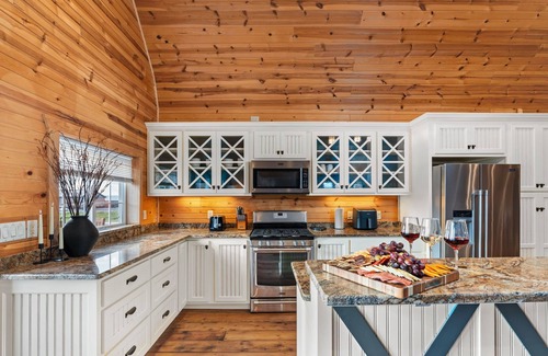 Baraboo Casa | Slope&Stable-Pickleball, Hot tub, Sauna, Arcade