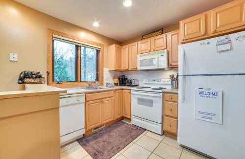 Boyne Falls Apartamento | Slopeside Boyne Mtn Resort Condo with Deck!