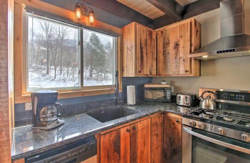 East Burke Apartamento | Slopeside Burke Mtn Condo with Amenity Access!