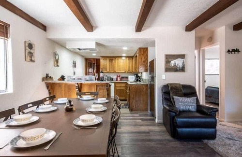 Summit Estates Chalet De Esquí | Slopeside Cabin B - Game room | Hot tub | Parking