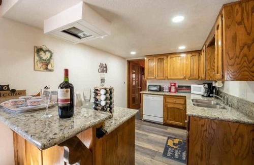 Summit Estates Chalet De Esquí | Slopeside Cabin B - Game room | Hot tub | Parking