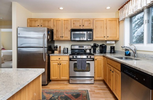 Central Vermont- Killington Apartamento | SlopeSide Chalet - Pool, Grill, Hot tub, Views!