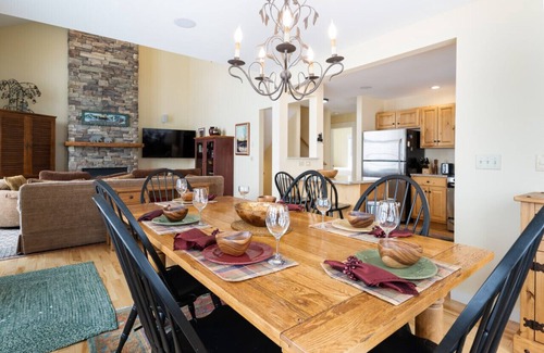Central Vermont- Killington Apartamento | SlopeSide Chalet - Pool, Grill, Hot tub, Views!
