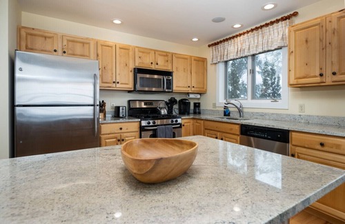 Central Vermont- Killington Apartamento | SlopeSide Chalet - Pool, Grill, Hot tub, Views!