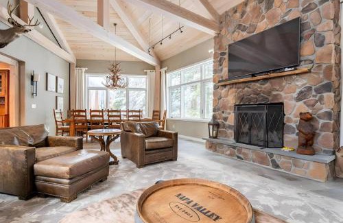 Central Vermont- Killington Casa | Slopeside Estate Luxurious Home on Great Eastern - Ski On Ski Off, Hot Tub, Private Shuttle