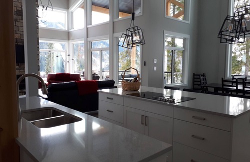 Sundance Estates Casa | Nueva casa en pendiente con el mejor esquí dentro y fuera de Sun Peaks