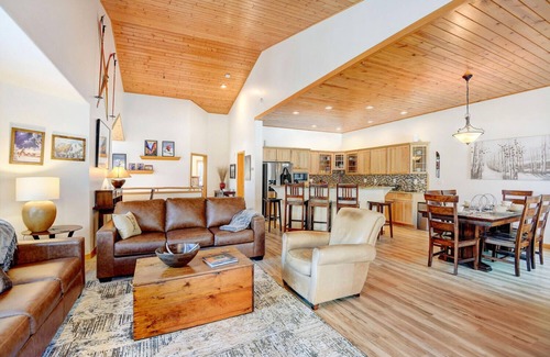 Old Town Casa | Slopeside Luxury Chalet 100 I Hot Tub I Great Views I Best Price I Discounted Attractions