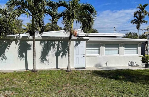 South Miami Casa | SM La Blanca Cheerful 1 Bedroom and Patio