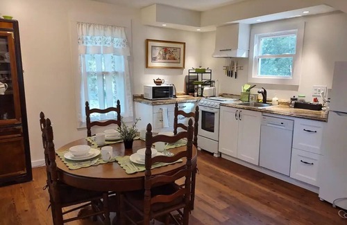 Demorest Casa | Small 1897 Farm House, super cozy on two acres