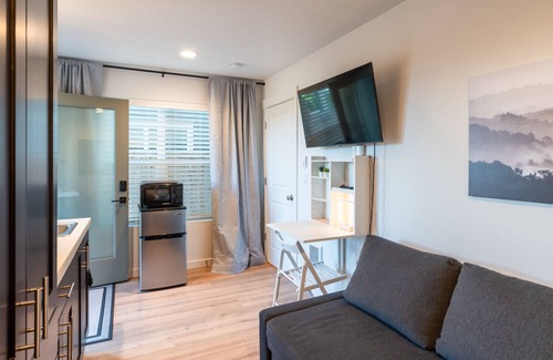 Troutdale Apartamento | Small and cozy studio in brand new house, family-neighborhood, walk most places.