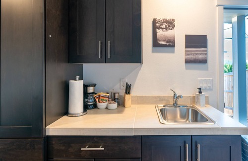 Troutdale Apartamento | Small and cozy studio in brand new house, family-neighborhood, walk most places.