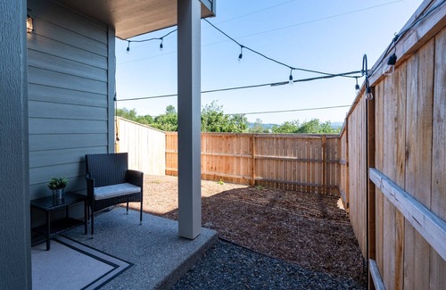 Troutdale Apartamento | Small and cozy studio in brand new house, family-neighborhood, walk most places.