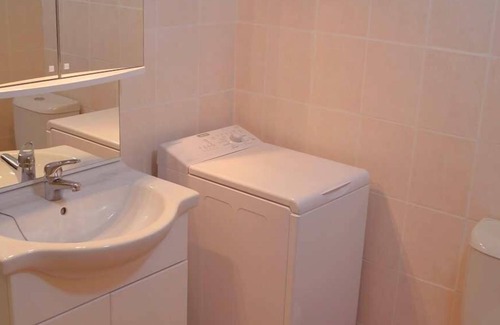 La Roque-sur-Ceze Apartamento | Pequeño apartamento en la planta baja de un chalet