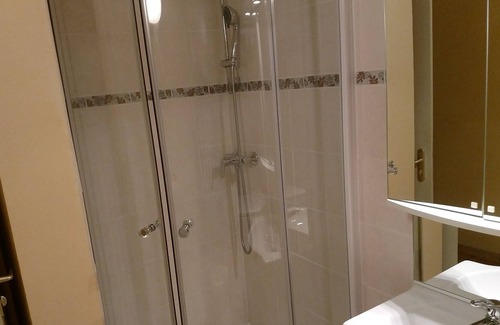 La Roque-sur-Ceze Apartamento | Pequeño apartamento en la planta baja de un chalet