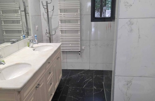 California - Pezou Cabina | Small bungalow in a villa high above Cannes