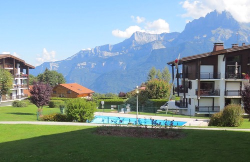 Sallanches Chalet De Esquí | Pequeño chalet en residencia con piscina.