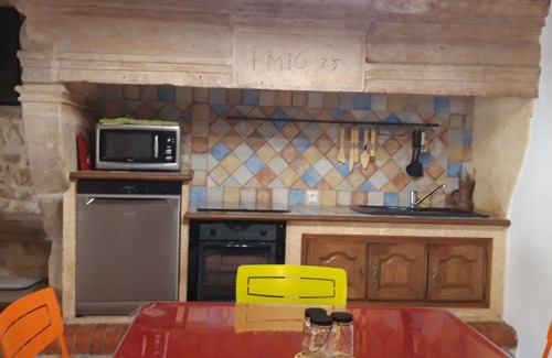 Saussines Apartamento | Small character house in picturesque village