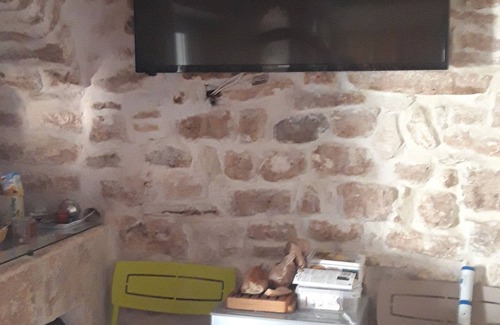 Saussines Apartamento | Small character house in picturesque village