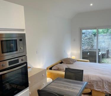 Lannion Apartamento | Small Cocoon Studio For 2 Pink Granite Coast