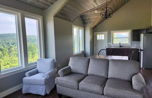 Brooks Casa | Small cottage house, centered on 100 acres surround by hills, lake, and cattle.