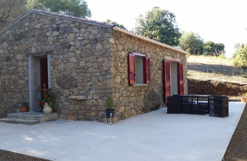 Lama Casa | Pequeña casa de campo: propiedad muy grande con piscina.