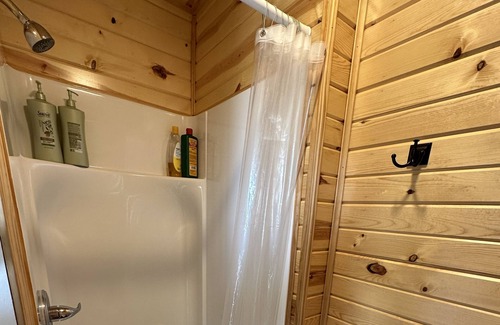 Viroqua Cabina | Small cozy cabin near Public fishing and hunting grounds